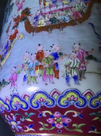 Een keizerlijke Chinese famille rose 'drakenboot festival' vaas, Jiaqing merk en periode
